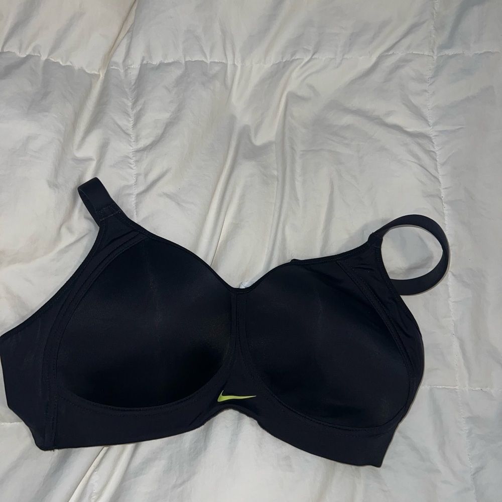 Nike sports bra: 34D dry fit